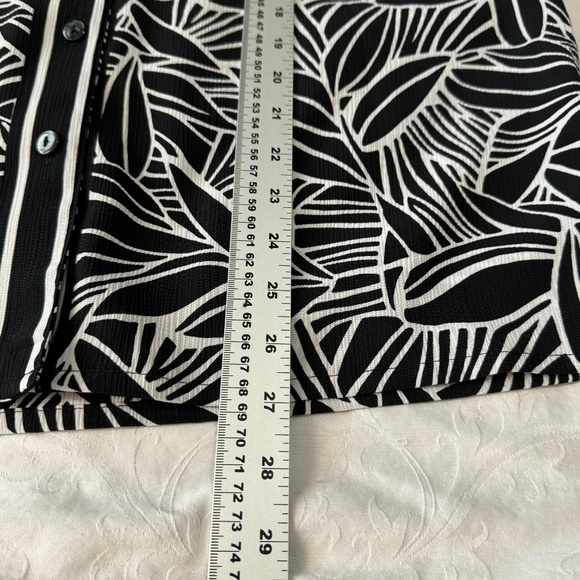 Allison Daley Black + White Abstract Leaf Short‎ Sleeve Button Up Blouse Size 14 - Picture 8 of 10